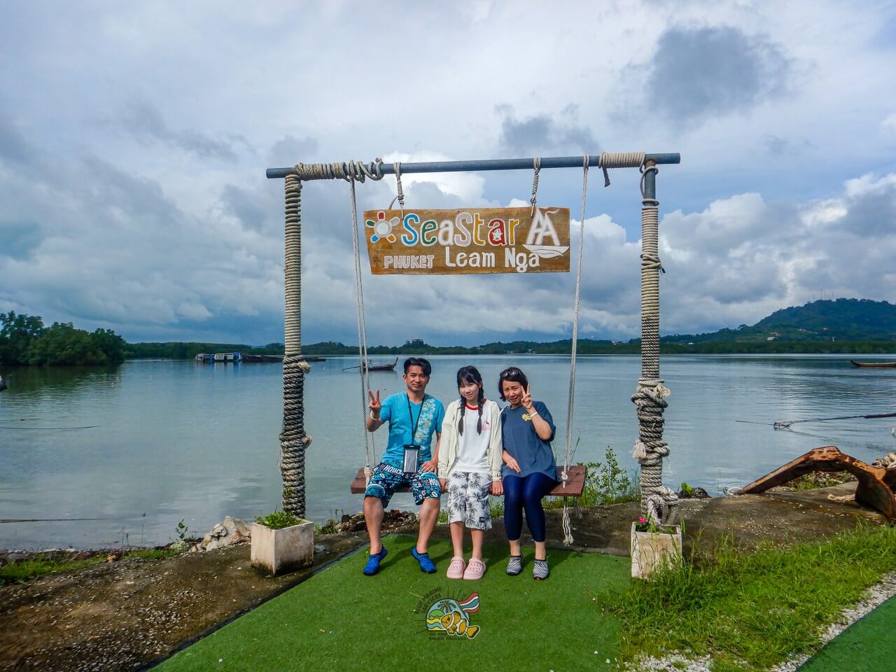 SeaStar Leam Ngaの海辺の看板前で撮影する3名のお客様