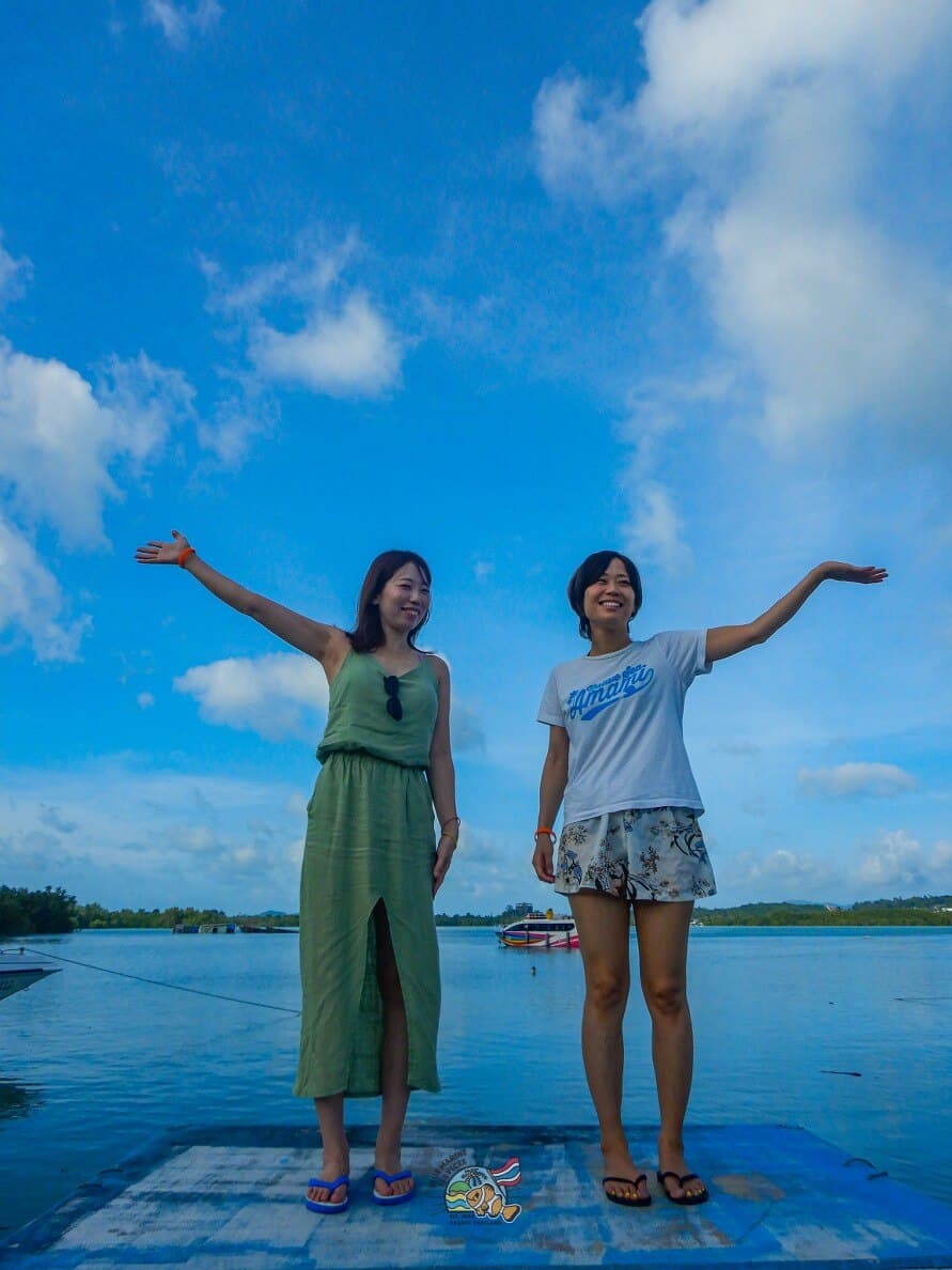 Phuket Leam Ngaの海辺の撮影スポットに立つ2名のお客様