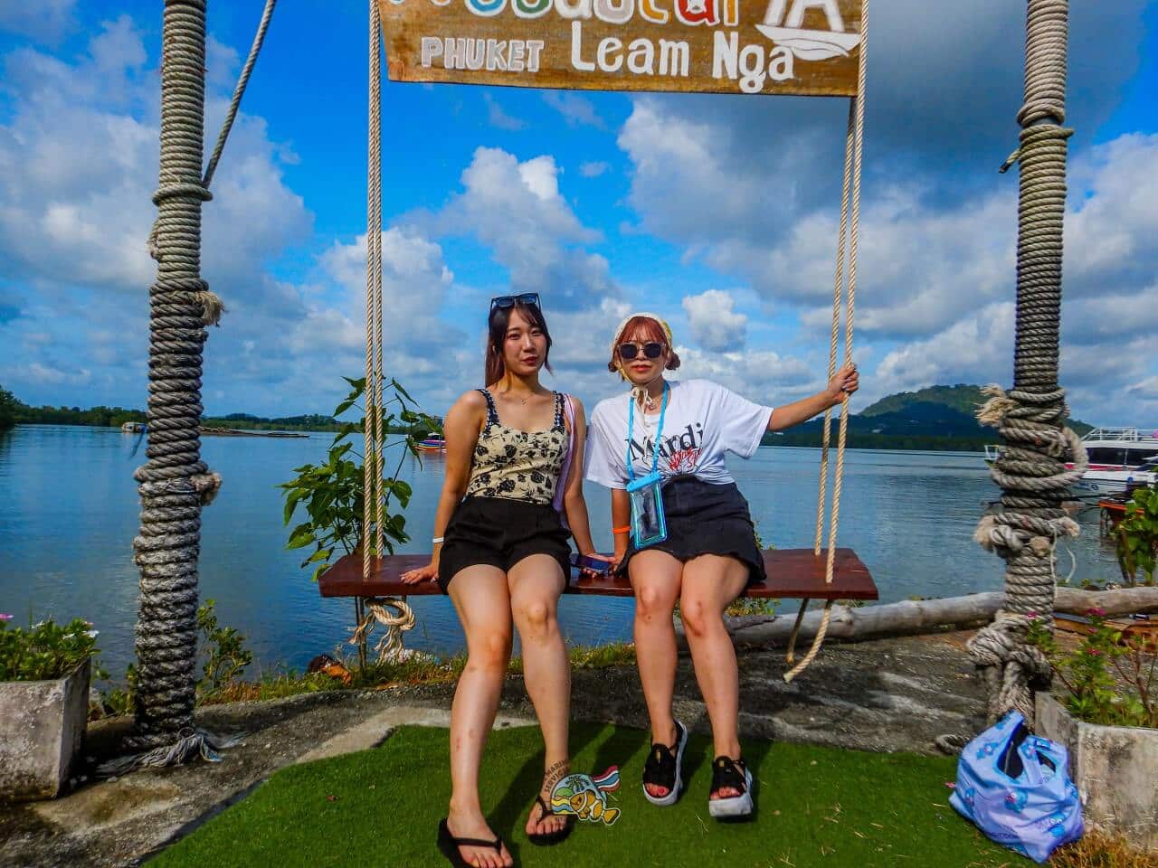 Phuket Leam Ngaの海辺のブランコで撮影する2名のお客様