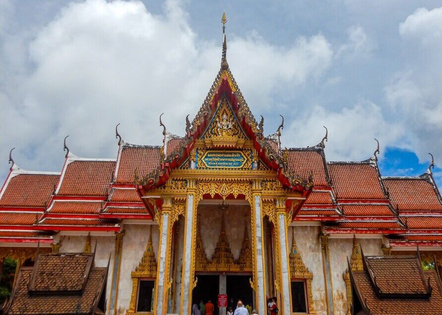 ワットチャロン寺院の入口とタイ寺院建築