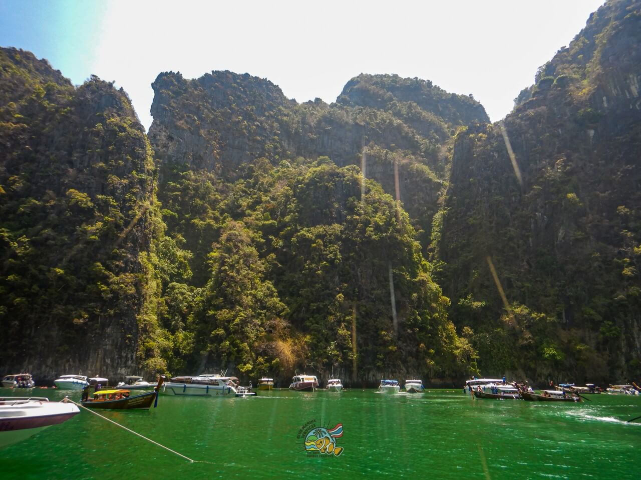ピレーラグーンのエメラルド色の海と石灰岩、ボートの景色