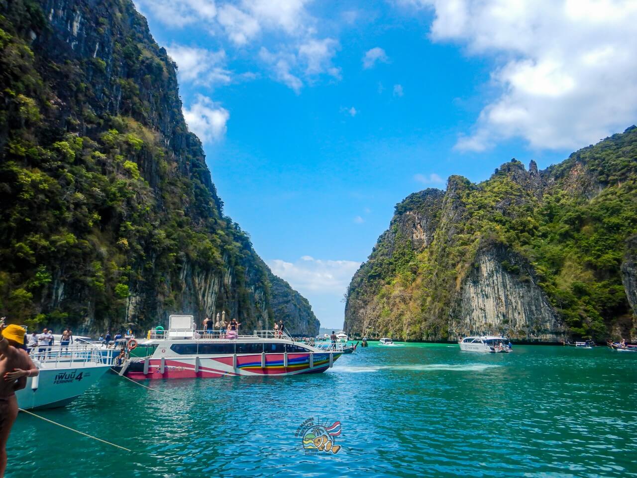 ピレーラグーンのエメラルド色の海と石灰岩の景色