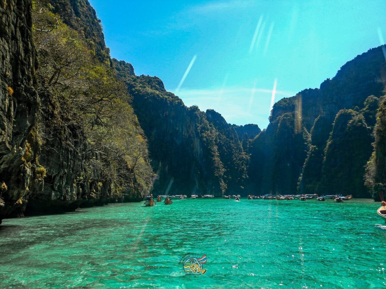 ピレーラグーンのエメラルド色の海と石灰岩の景色