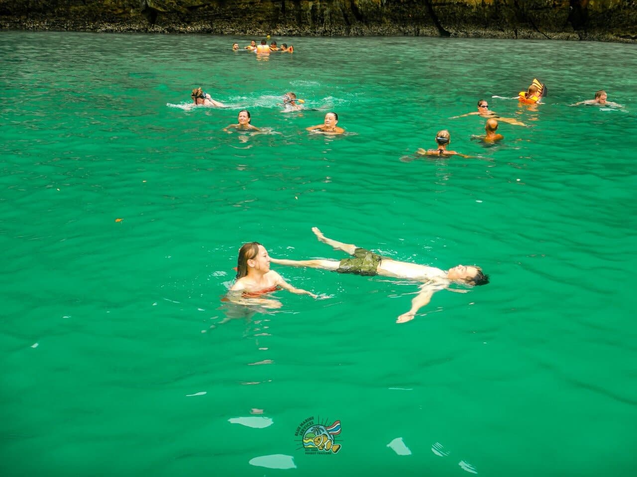 ピレーラグーンの海で泳ぐ2名のお客様