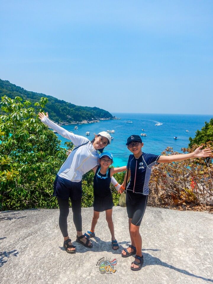 シミラン諸島の海を見渡すビューポイントで撮影する3名のお客様