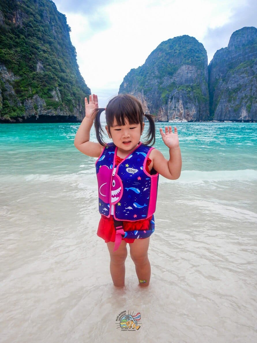 マヤベイの浅瀬に立つお子様