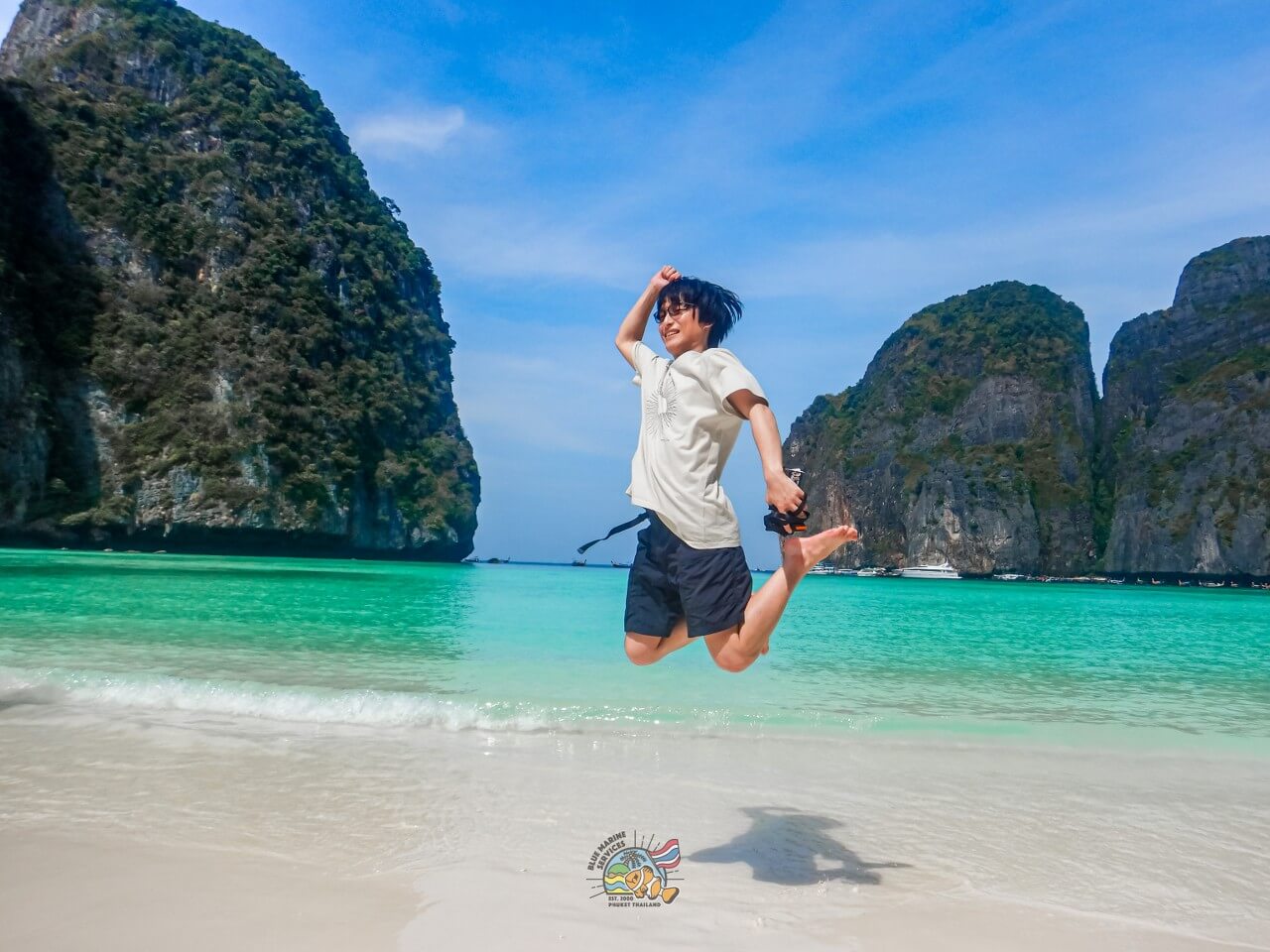 ピピ 島 写真 マヤベイの白砂ビーチでジャンプするお客様