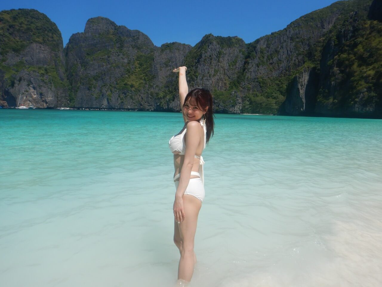 マヤベイの浅瀬に立つお客様