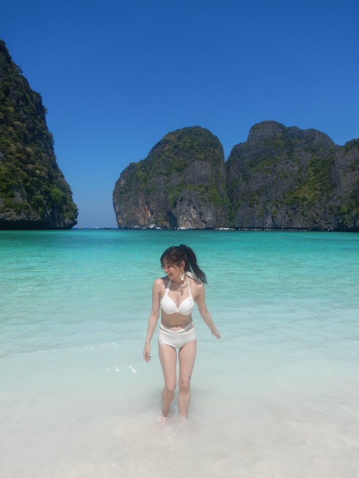マヤベイの浅瀬を歩くお客様