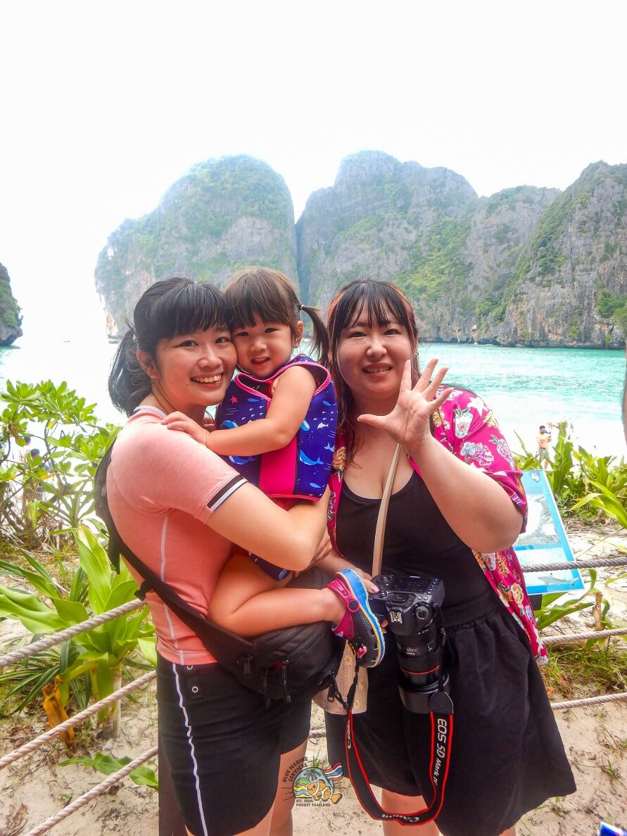 マヤベイの景色を背景に撮影するお客様とお子様