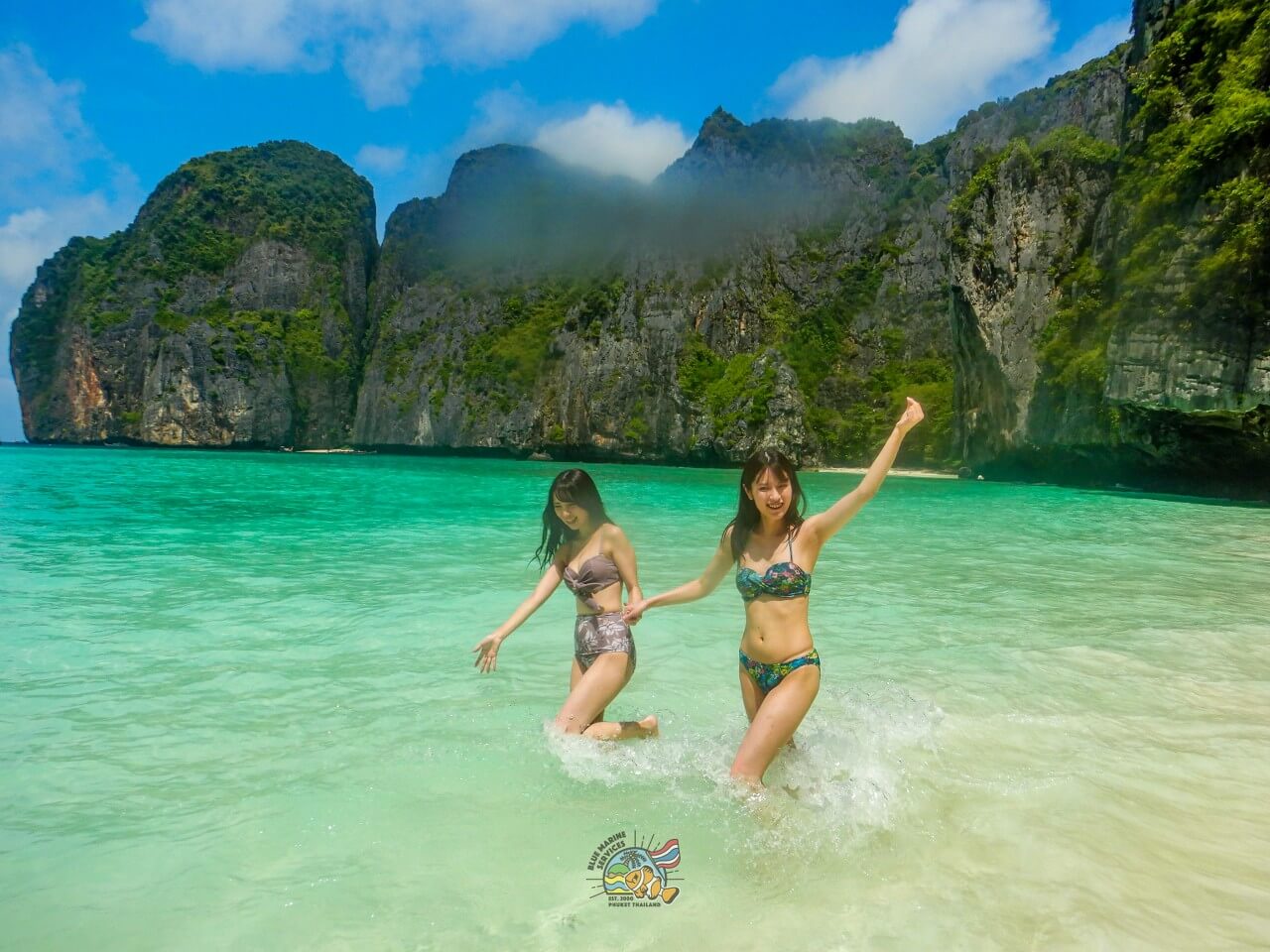 マヤベイの浅瀬で撮影する2名のお客様