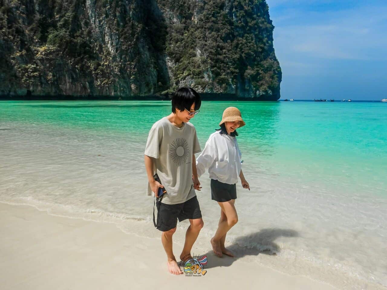マヤベイの浅瀬を歩く2名のお客様