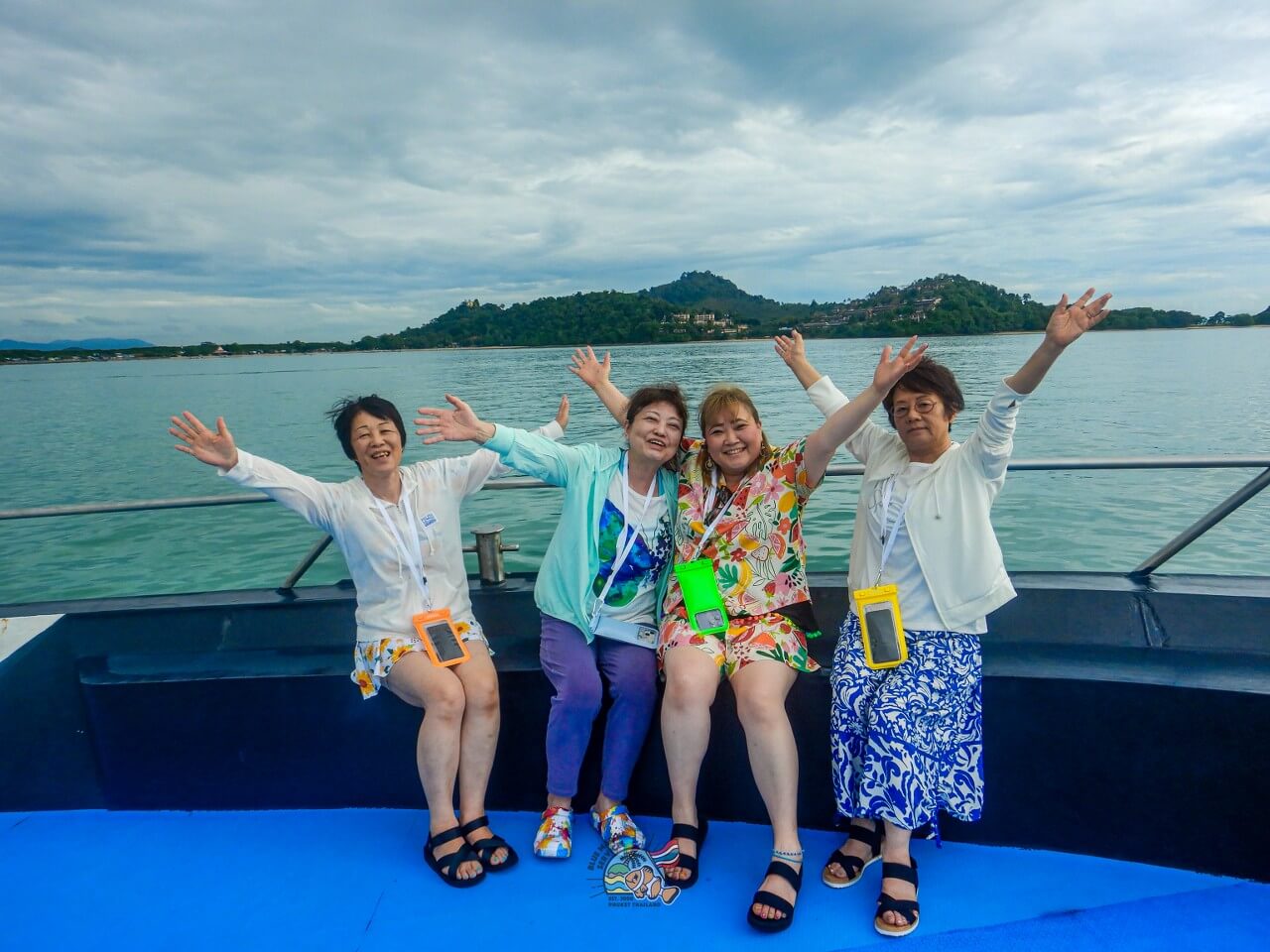 ピピ島行き大型フェリーのデッキで撮影する4名のお客様