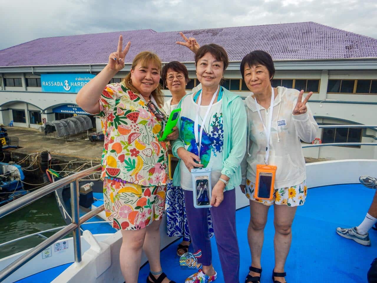 ピピ島行き大型フェリーの上部デッキで撮影する4名のお客様