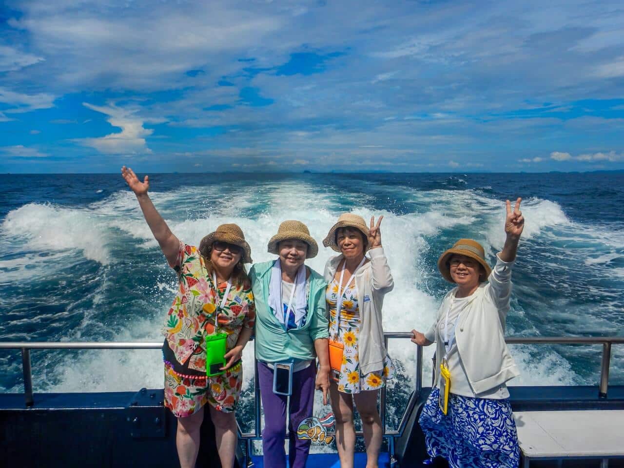 ピピ島行き大型フェリーの船尾で撮影する4名のお客様