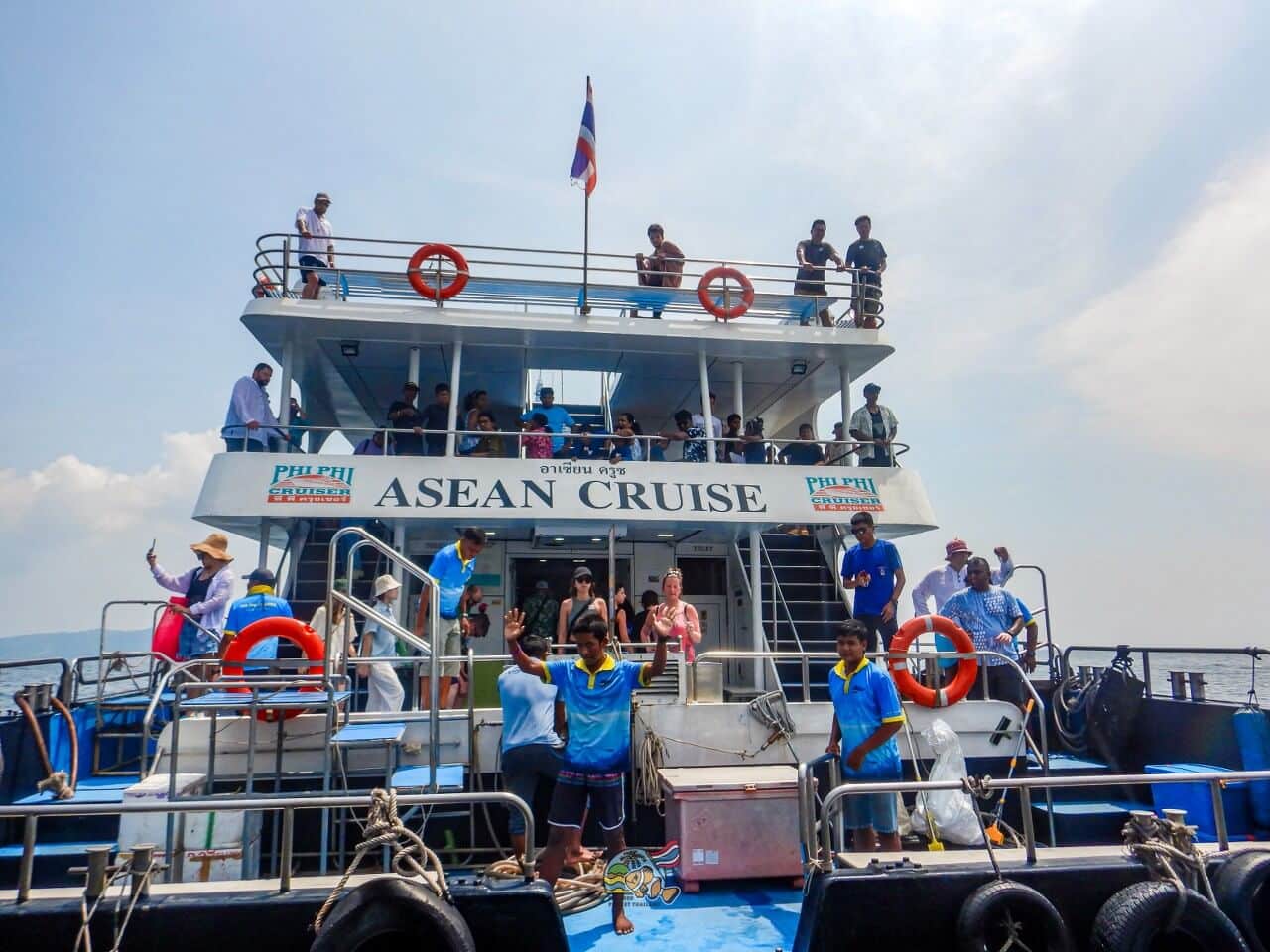 ピピ島行き大型フェリーの船尾で撮影する2名のお客様