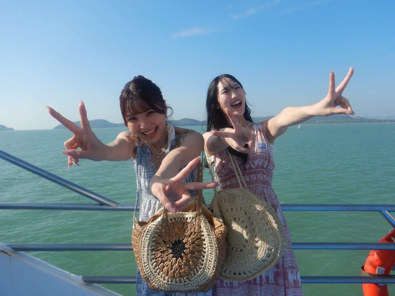 ピピ島行き大型フェリーのデッキで撮影する2名のお客様