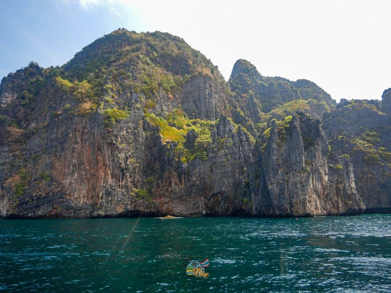 ピピレイ島の海から見る石灰岩の断崖