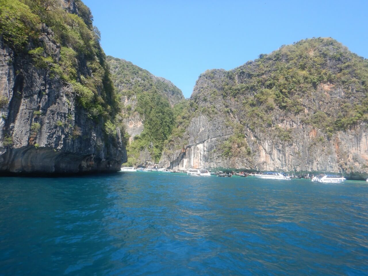 ピピ 島 船から見るピピレイ島の青い海と石灰岩
