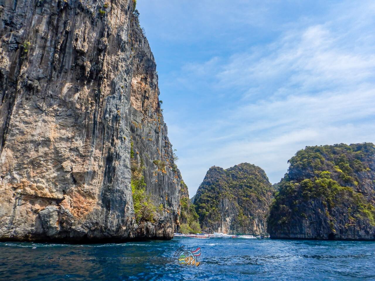 ピピレイ島の海から見る石灰岩の断崖