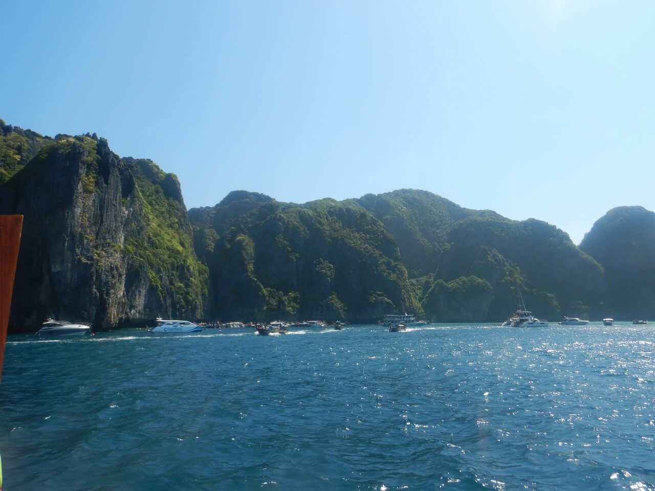 ピピレイ島周辺の海と石灰岩の景色