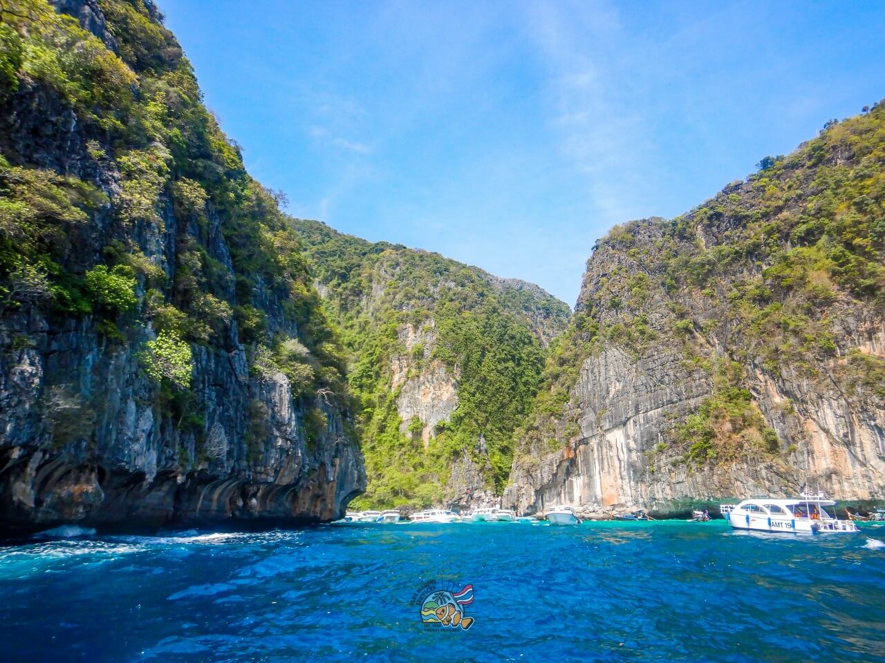 ピピ島の青い海と切り立った石灰岩