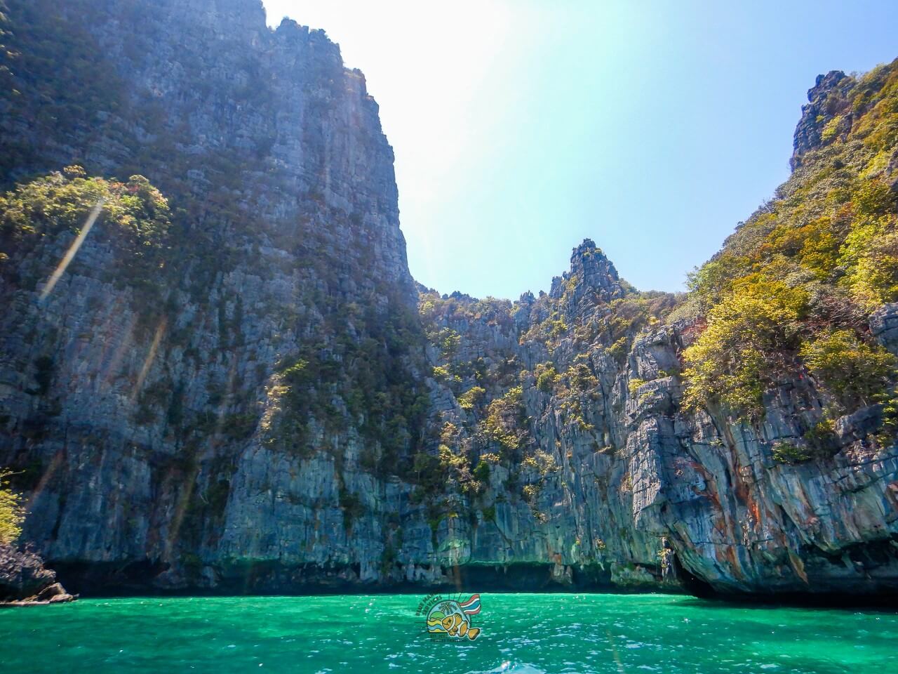 ピピ島の石灰岩とエメラルド色の海
