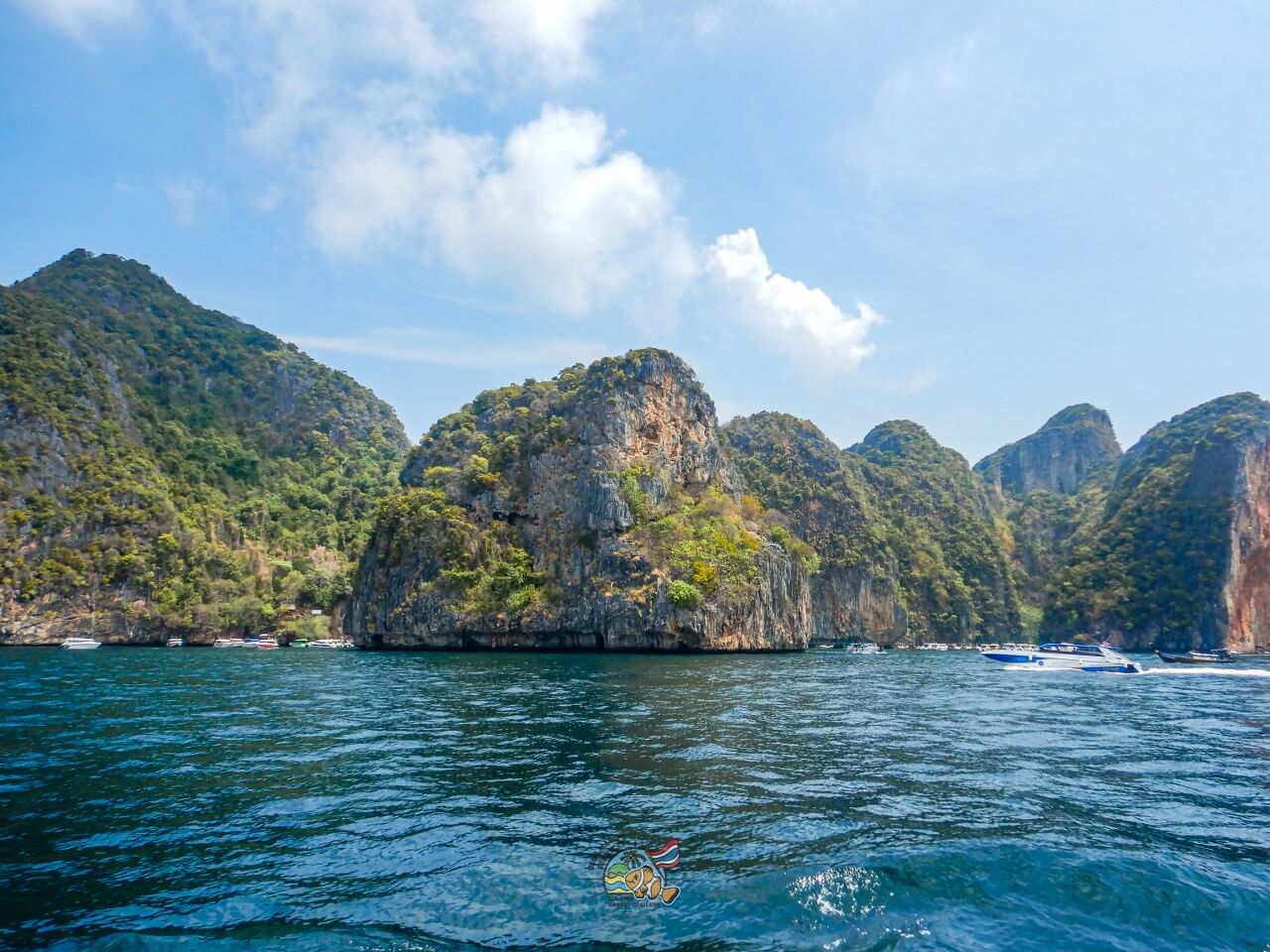 ピピ島周辺の海から見る石灰岩の島々