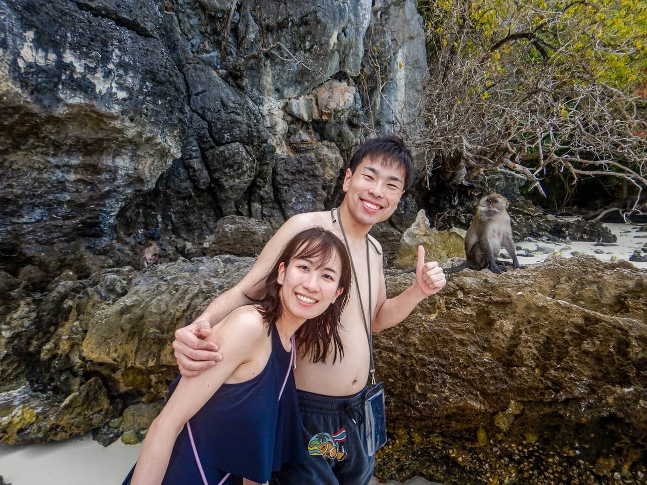ピピ島の岩場でサルと撮影する2名のお客様