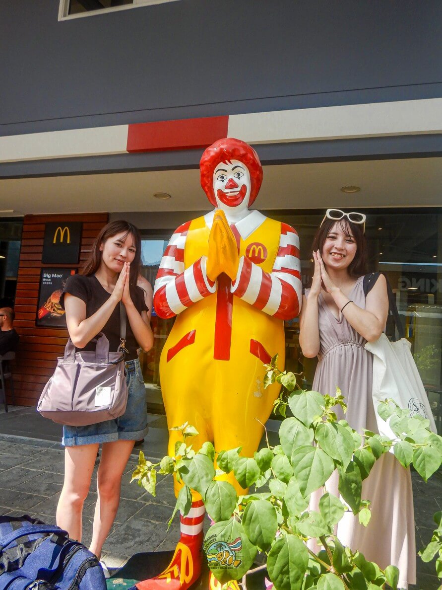 ピピ島でロナルド・マクドナルド像と撮影する2名のお客様