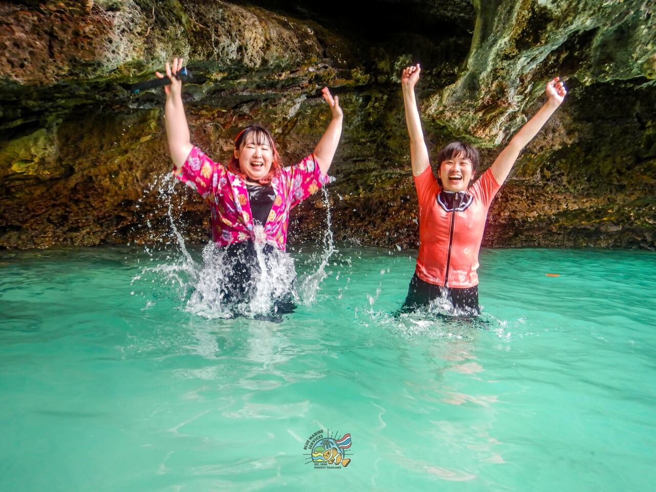 ピピ島の浅瀬で水しぶきを上げる2名のお客様