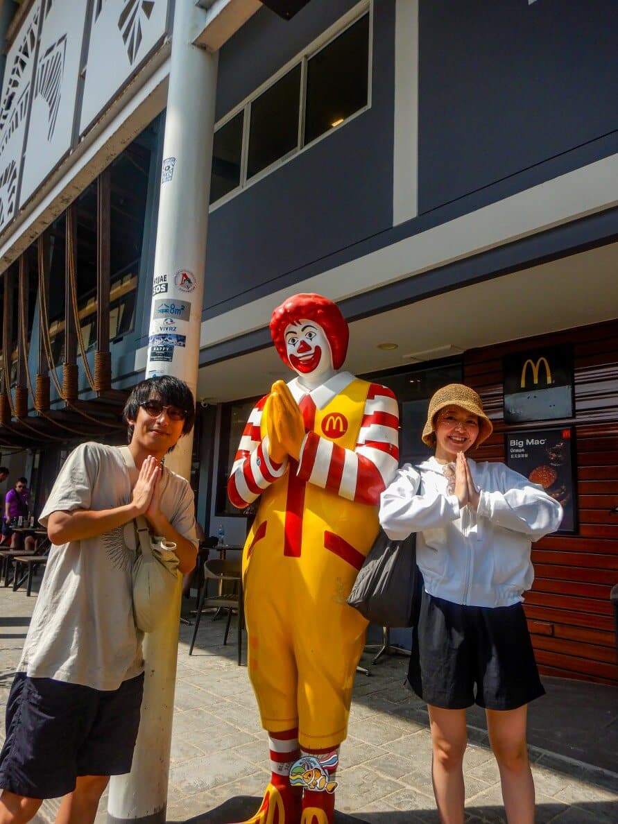 ピピ島で記念撮影する2名のお客様
