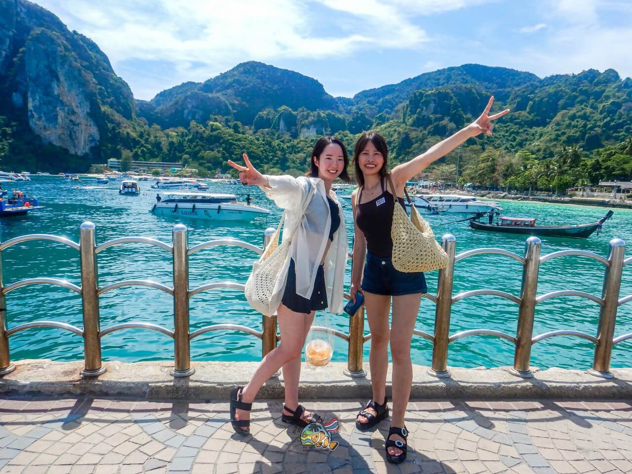 ピピ島の湾を背景に撮影する2名のお客様