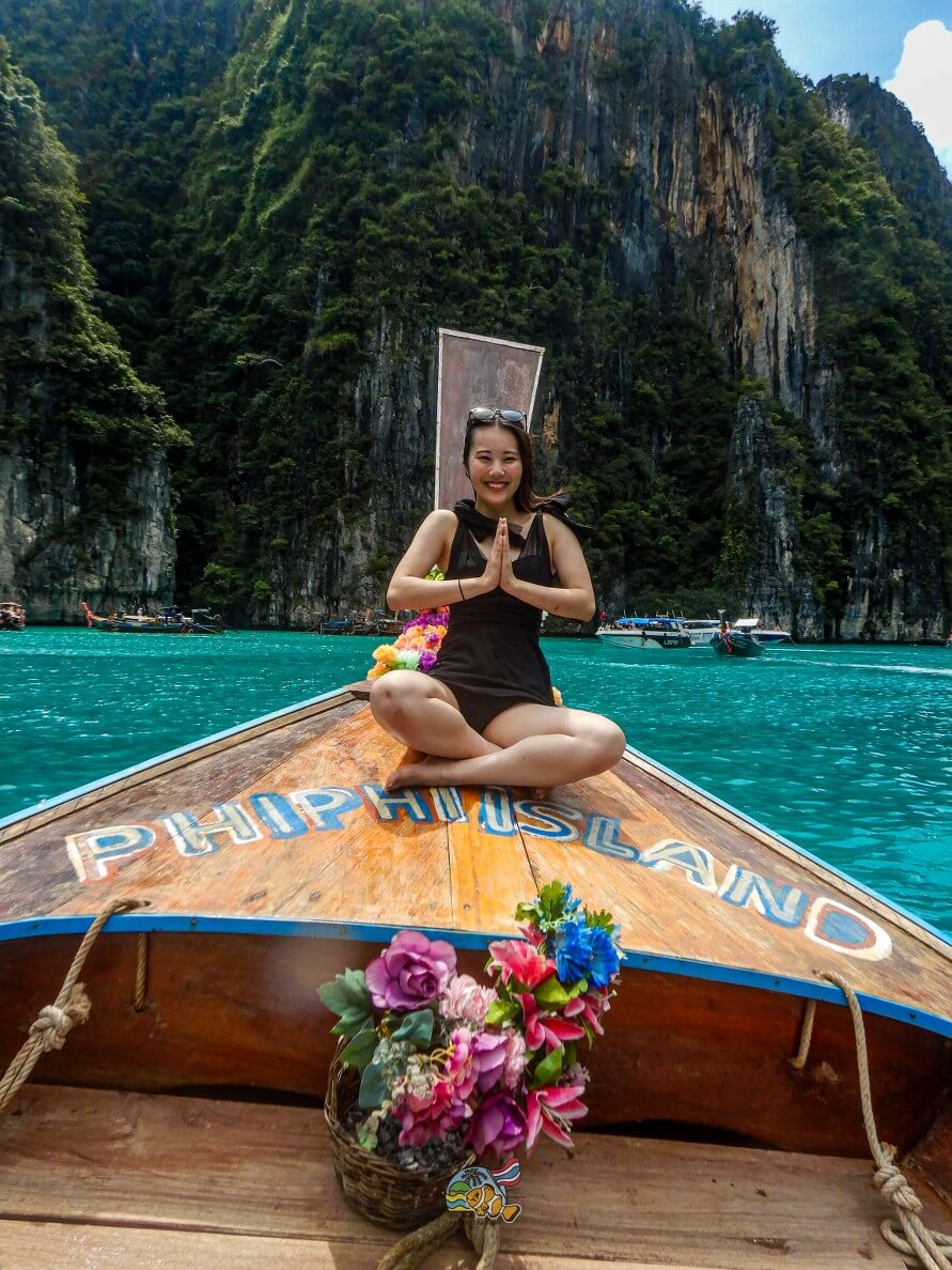 ピレーラグーンのロングテールボート船首に座るお客様